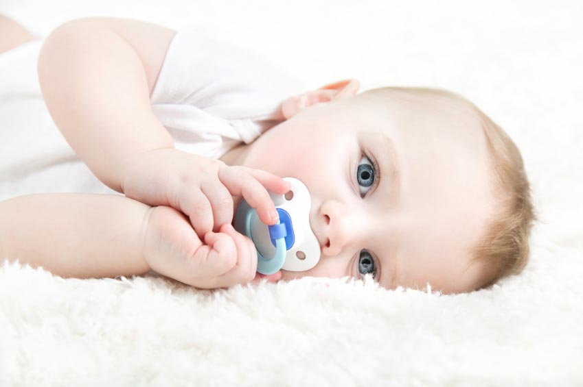 Bebeklerde Emzik Kullanımı Diş Gelişimini Nasıl Etkiler? Dikkat Edilmesi Gerekenler