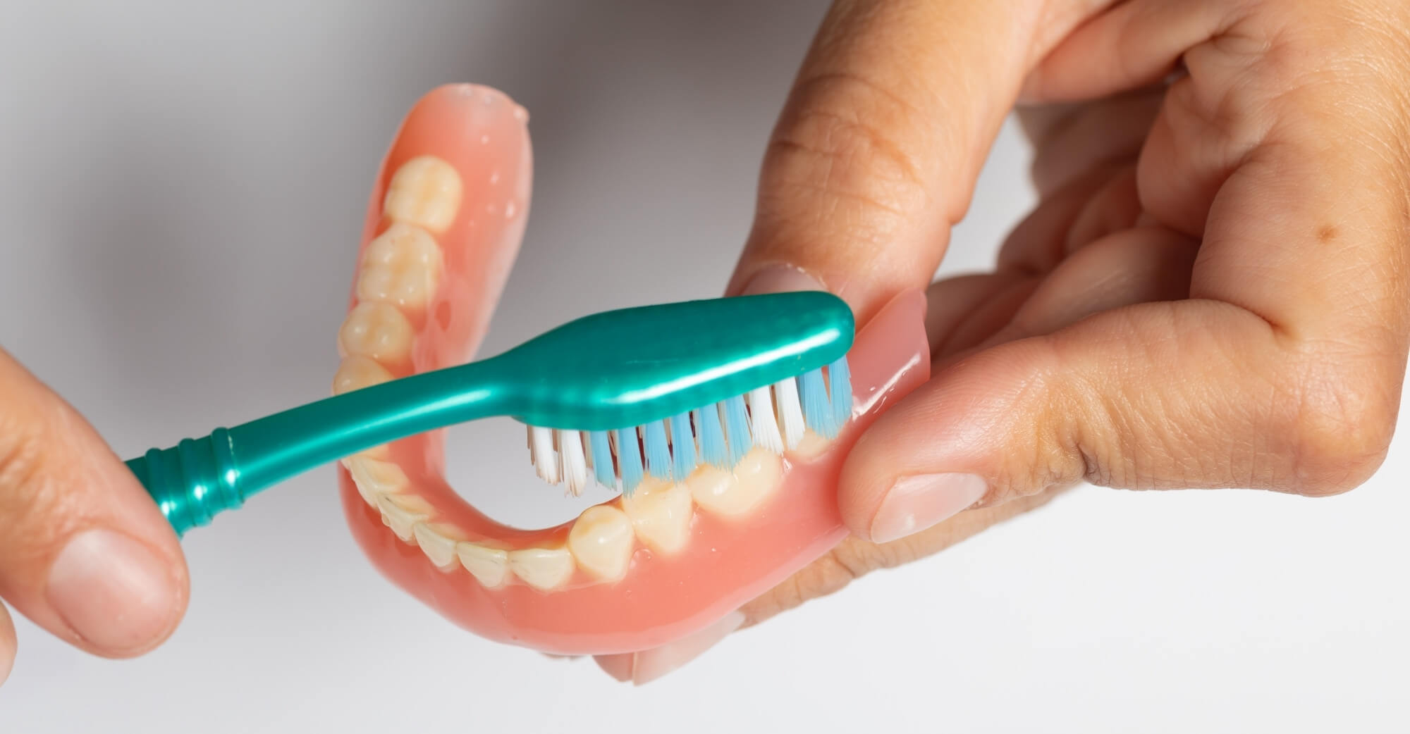 Diş Protez Bakımı Nasıl Yapılır?
