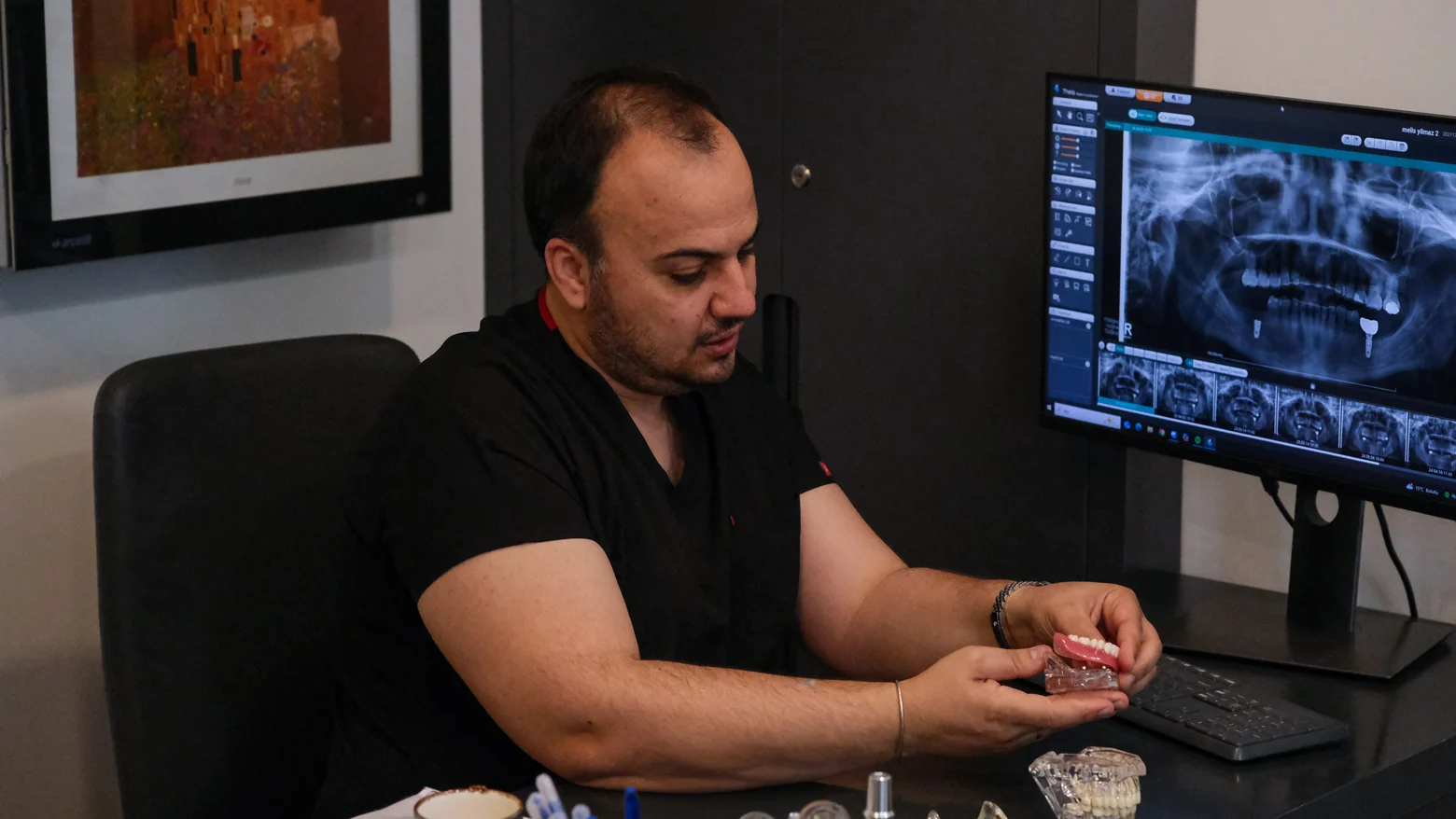 Uzm. Dr. Mehmet Ali Koldaş implant tedavisi öncesi radyografik değerlendirme yaparken