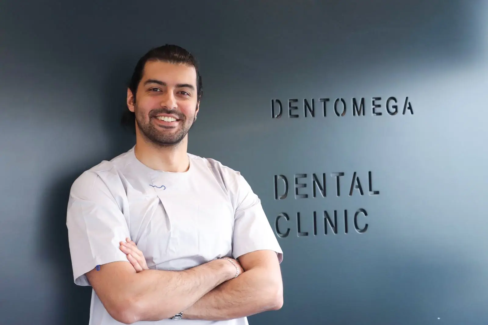 Diş Hekimi Uygar Tuncer DentOmega İzmir
