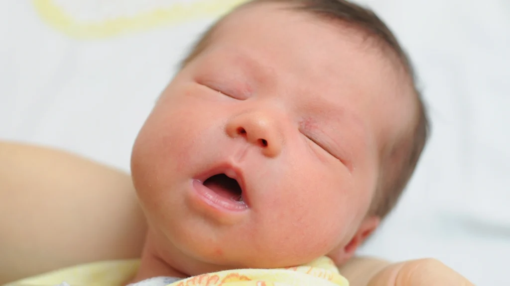 ağzı acik uyuyan bebek